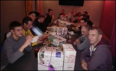 Menschen beim Queerbeet Stammtisch